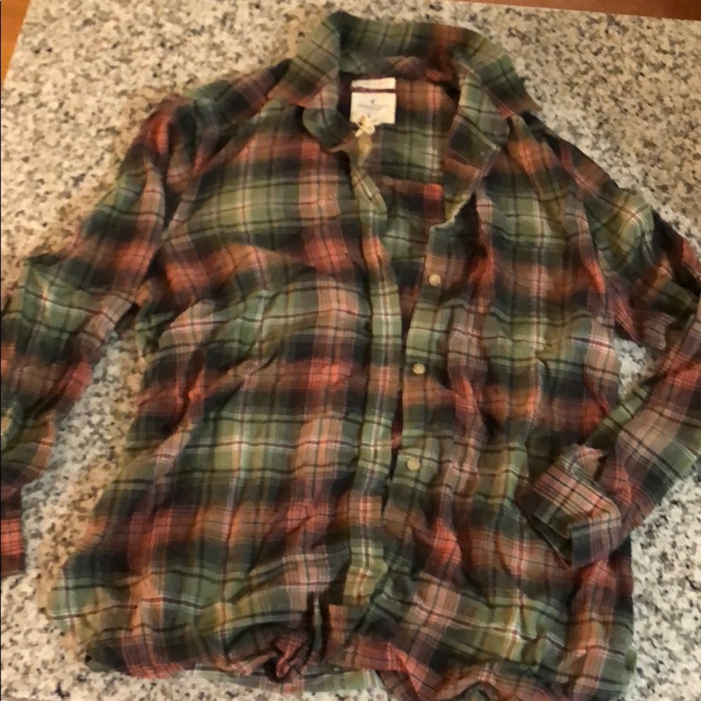 Women’s plaid button up long sleeved shirt